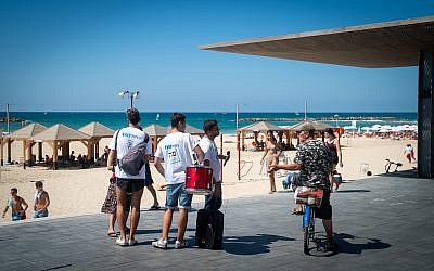 Des activistes de Kakhol lavan sur le front de mer de Tel Aviv (Crédit : Luke Tress/Times of Israel)