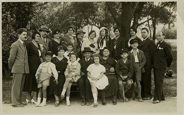 La famille Majer de Belgrade avant la seconde guerre mondiale. 19 personnes de cette photo ont été tuées pendant la Shoah. (Crédit : Yad Vashem Photo Archives) La famille Majer de Belgrade avant la seconde guerre mondiale. 19 personnes de cette photo ont été tuées pendant la Shoah. (Crédit : Yad Vashem Photo Archives)