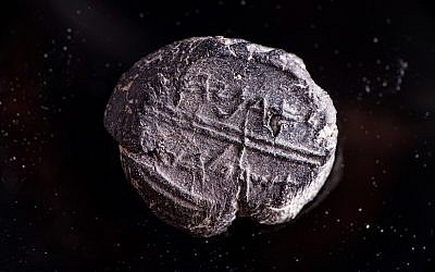 Un petit sceau du 7ème siècle dont l'inscription dit "Appartient à Adoniyahu, intendant royal" qui a été découvert dans le cadre du projet de tamisage de la Cité de David, dans la terre prélevée sous l'arche de Robinson (Crédit : Eliyahu Yanai/Autorisation : Cité de David) Un petit sceau du 7ème siècle dont l'inscription dit "Appartient à Adoniyahu, intendant royal" qui a été découvert dans le cadre du projet de tamisage de la Cité de David, dans la terre prélevée sous l'arche de Robinson (Crédit : Eliyahu Yanai/Autorisation : Cité de David)