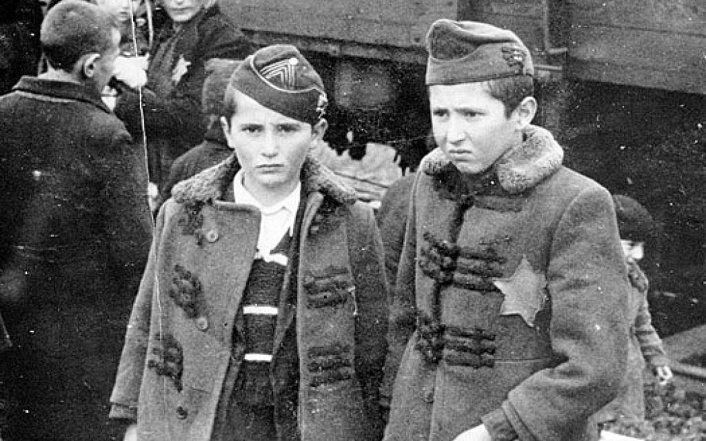 Yisrael et Zelig, les frères de Lily Jacob, dans "L'album de Auschwitz" (Crédit : Yad Vashem)
