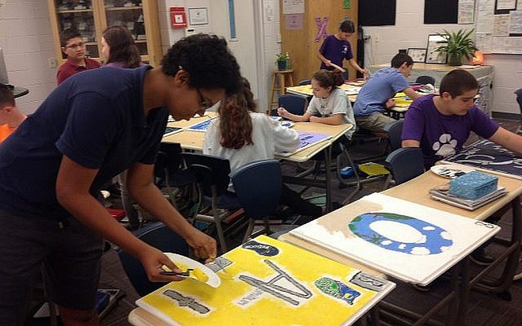 Les élèves de l'école communautaire Hershorin Schiff de Sarasota, en Floride, créent des panneaux pour le tableau périodique des éléments (Crédit : Ben Sales/JTA)
