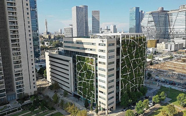 Le siège social de Check Point à Tel Aviv, reconfiguré et conçu pour promouvoir le développement durable, a fait l'objet d'une exposition au Musée d'art de Tel Aviv, "Solar Guerrilla", ouverte jusqu'au 15 décembre 2019. (Avec l'aimable autorisation de Check Point) Le siège social de Check Point à Tel Aviv, reconfiguré et conçu pour promouvoir le développement durable, a fait l'objet d'une exposition au Musée d'art de Tel Aviv, "Solar Guerrilla", ouverte jusqu'au 15 décembre 2019. (Avec l'aimable autorisation de Check Point)