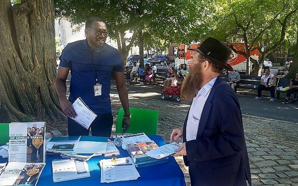 Le rabbin Eli Cohen (droite), directeur du Crown Heights Community Center, avec un bénévole au festival #OneCrownHeights, ) Brooklyn, le 15 septembre 2019. (Crédit : Ben Sales/JTA)