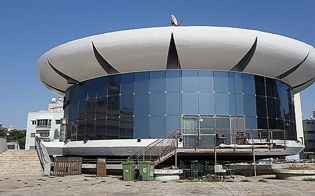 Le bâtiment "Colosseum", situé place Atarim, face à la mer, à Tel Aviv, abritera désormais des offices de shabbat après avoir longtemps été un club de strip-tease. (Crédit : Beit Tefilah Israel)