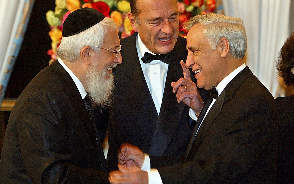Le président français Jacques Chirac, entouré du grand rabbin de France Joseph Sitruk et du président israélien Moshe Katsav, à l'Elysée, à Paris, le 16 février 2004. (Crédit : AP Photo/Jack Guez/Pool)