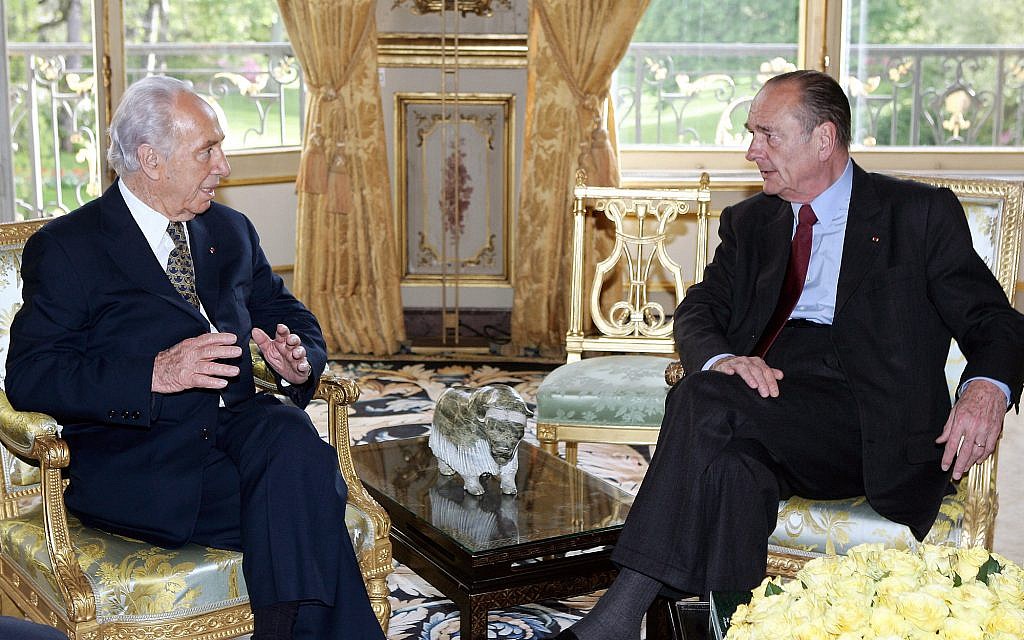 Shimon Peres et Jacques Chirac à l'Elysée, le 18 avril 2005. (Crédit : AP Photo/Patrick Kovarik/POOL)