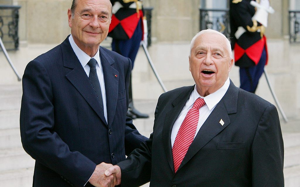 Jacques Chirac et Ariel Sharon à l'Elysée, le 27 juillet 2005. (Crédit : AP Photo/Jacques Brinon)