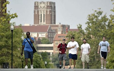 Des étudiants parcourent le campus de l'Université du Tennessee le 25 août 2005, à Knoxville, Tennessee. (AP Photo/Wade Payne)