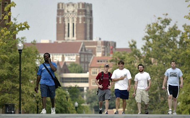 Des étudiants parcourent le campus de l'Université du Tennessee le 25 août 2005, à Knoxville, Tennessee. (AP Photo/Wade Payne) Des étudiants parcourent le campus de l'Université du Tennessee le 25 août 2005, à Knoxville, Tennessee. (AP Photo/Wade Payne)