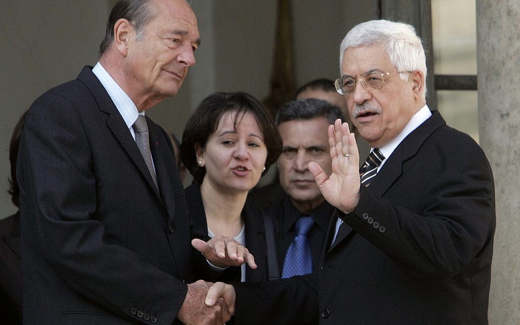Le dirigeant palestinien Mahmoud Abbas et le président français Jacques Chirac, à l'Elysée, le 28 avril 2006. (Crédit : AP Photo/Michel Euler)