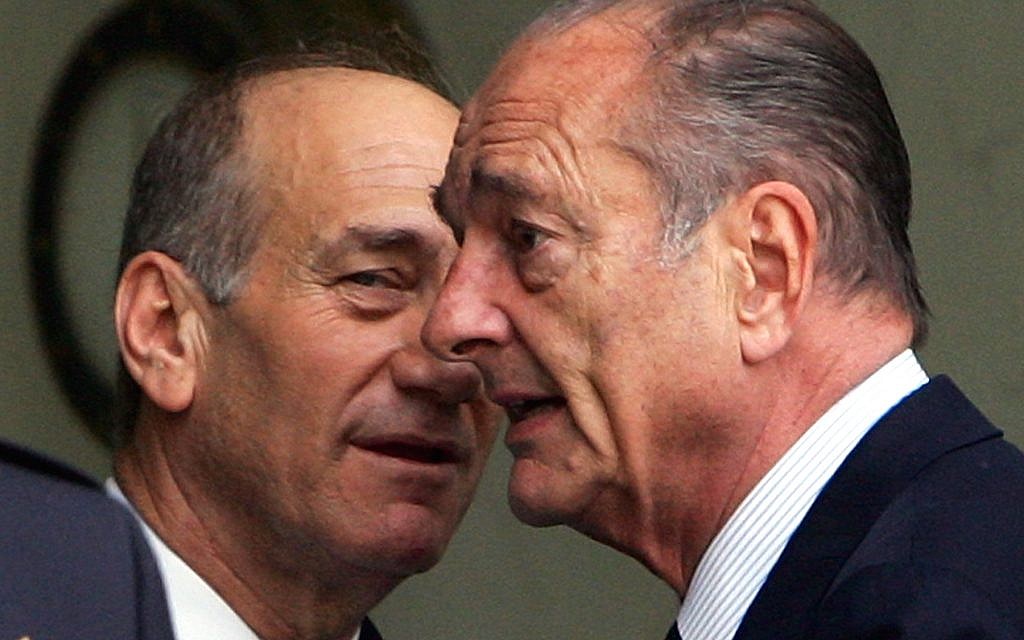 Le président français Jacques Chirac et le Premier ministre israélien Ehud Olmert, à l'Elysée, le 14 juin 2006. (Crédit : AP Photo/Remy de la Mauviniere)