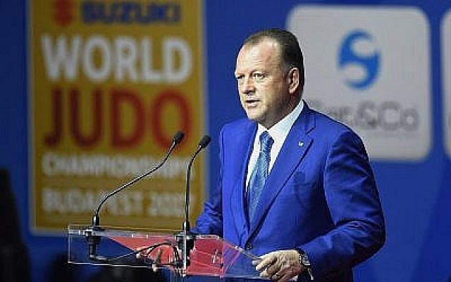 Le président de la Fédération internationale de judo, Marius L. Vizer, prononce son discours d'ouverture des championnats du monde de judo à Budapest, le 28 août 2017. (Crédit : Tamas Kovacs/MTI via AP)