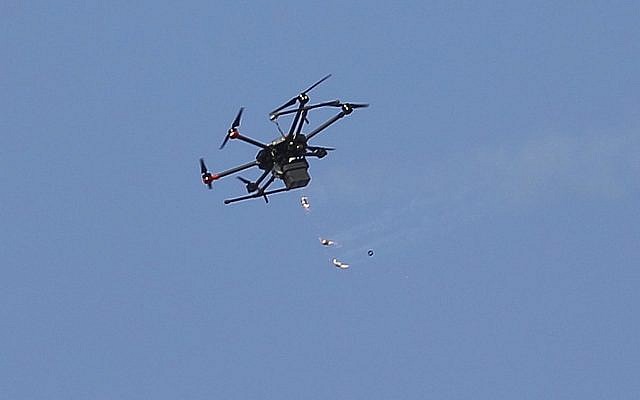 Illustration : un drone israélien survole Gaza (Crédit : AP/Hatem Moussa)