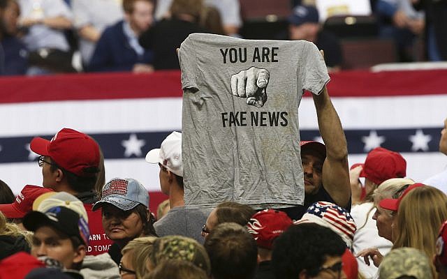Photo d'illustration : Un supporter de Trump brandit un tee-shirt où il est écrit 'You Are Fake News' avant un rassemblement du président Donald Trump à Rochester, dans le Minnesota. (Crédit : AP Photo/Jim Mone, File) Photo d'illustration : Un supporter de Trump brandit un tee-shirt où il est écrit 'You Are Fake News' avant un rassemblement du président Donald Trump à Rochester, dans le Minnesota. (Crédit : AP Photo/Jim Mone, File)