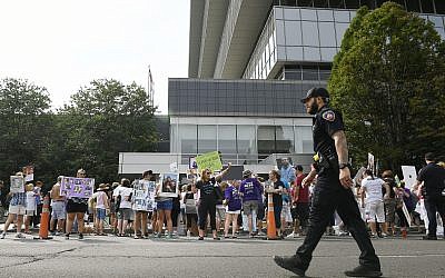Des individus ayant ont perdu des proches de l'OxyContin et des surdoses d'opioïdes manifestent devant le siège de Purdue Pharma à Stamford, dans le Connecticut, le 17 août 2018. (Crédit : Jessica Hill/AP)