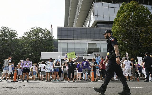 Des individus ayant ont perdu des proches de l'OxyContin et des surdoses d'opioïdes manifestent devant le siège de Purdue Pharma à Stamford, dans le Connecticut, le 17 août 2018. (Crédit : Jessica Hill/AP)