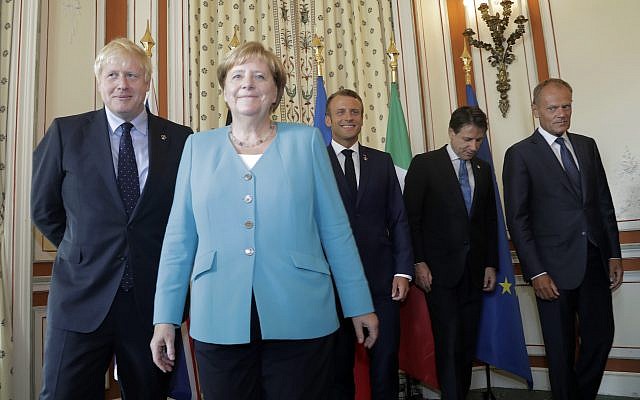 À gauche, le Premier ministre britannique Boris Johnson, la chancelière allemande Angela Merkel, le président français Emmanuel Macron, le Premier ministre italien Giuseppe Conte et le président du Conseil européen Donald Tusk posent lors d'une réunion de coordination du G7 à l'hôtel du Palais à Biarritz, dans le sud-ouest de la France, le samedi 24 août 2019. (Crédit : AP / Markus Schreiber, Pool) À gauche, le Premier ministre britannique Boris Johnson, la chancelière allemande Angela Merkel, le président français Emmanuel Macron, le Premier ministre italien Giuseppe Conte et le président du Conseil européen Donald Tusk posent lors d'une réunion de coordination du G7 à l'hôtel du Palais à Biarritz, dans le sud-ouest de la France, le samedi 24 août 2019. (Crédit : AP / Markus Schreiber, Pool)
