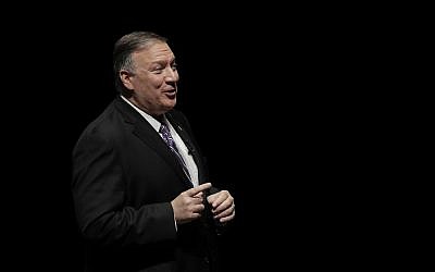 Le secrétaire d'Etat américain Mike Pompeo répond à une question après une conférence à la Kansas State University, le 6 septembre 2019. (Crédit : AP/Charlie Riedel) Le secrétaire d'Etat américain Mike Pompeo répond à une question après une conférence à la Kansas State University, le 6 septembre 2019. (Crédit : AP/Charlie Riedel)