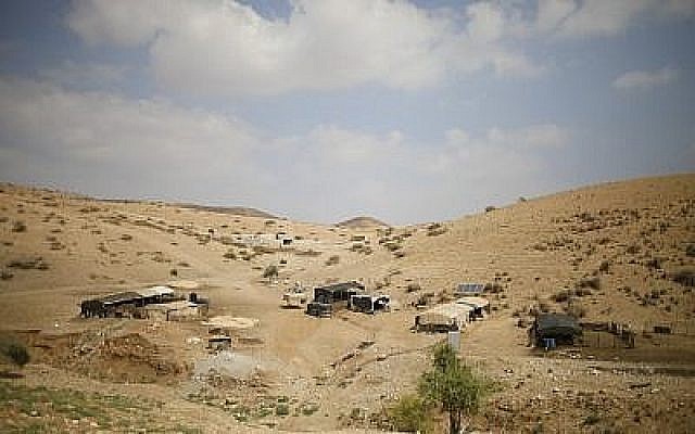 Des habitations palestiniennes bédouines dans la vallée du Jourdain, le 11 septembre 2019 (Crédit :AP/Ariel Schalit) Des habitations palestiniennes bédouines dans la vallée du Jourdain, le 11 septembre 2019 (Crédit :AP/Ariel Schalit)