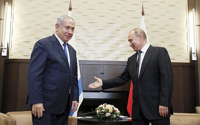 Le président russe Vladimir Poutine, (à droite), salue le Premier ministre Benjamin Netanyahu pendant leur rencontre à Sotchi, en Russie, le 12 septembre 2019. (Crédit : Shamil Zhumatov/Pool Photo via AP) Le président russe Vladimir Poutine, (à droite), salue le Premier ministre Benjamin Netanyahu pendant leur rencontre à Sotchi, en Russie, le 12 septembre 2019. (Crédit : Shamil Zhumatov/Pool Photo via AP)