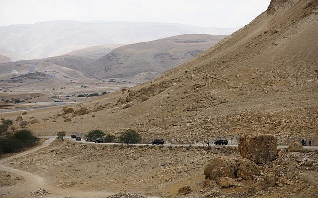 Le convoi du Premier ministre Benjamin Netanyahu quitte la vallée du Jourdain, où s'est déroulée une réunion  du cabinet, le 15 septembre 2019. (Crédit : Amir Cohen/Pool via AP)