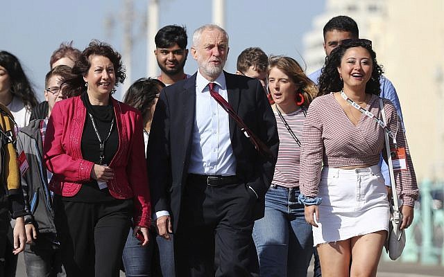 Le leader du parti du Labour Jeremy Corbyn marche le long de la promenade pour se rendre à la conférence du parti du Labour au , Brighton Centre de Brighton, en Angleterre, le 21 septembre 2019 (Crédit : Gareth Fuller/PA via AP) Le leader du parti du Labour Jeremy Corbyn marche le long de la promenade pour se rendre à la conférence du parti du Labour au , Brighton Centre de Brighton, en Angleterre, le 21 septembre 2019 (Crédit : Gareth Fuller/PA via AP)
