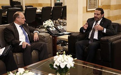 le secrétaire adjoint au Trésor américain Marshall Billingslea rencontre le Premier ministre libanais Saad Hariri, à Beyrouth, le 23 septembre 2019. (Crédit : AP/ Hussein Malla)