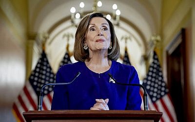 La présidente de la Chambre des représentants des États-Unis et représentante démocrate de la Californie Nancy annonce le lancement d'une procédure de destitution contre le président Donald Trump, au Capitole, à Washington DC, le 24 septembre 21=019. (Crédit : AP/Andrew Harnik)