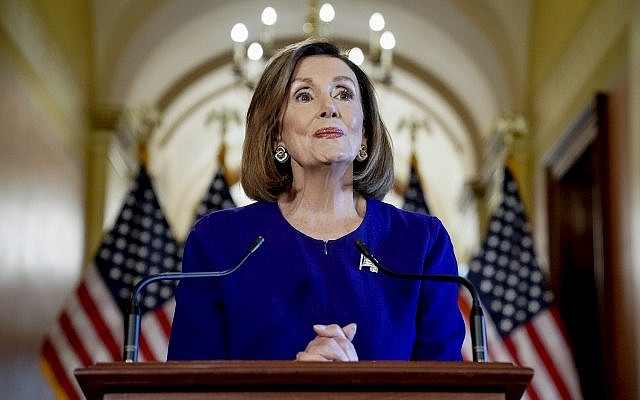 La présidente de la Chambre des représentants des États-Unis et représentante démocrate de la Californie Nancy annonce le lancement d'une procédure de destitution contre le président Donald Trump, au Capitole, à Washington DC, le 24 septembre 21=019. (Crédit : AP/Andrew Harnik)