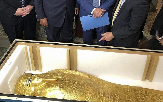 Le sarcophage de Nedjemankh rapatrié en Egypte depuis New York, le 25 septembre 2019. (Crédit : Michael R. Sisak/AP) Le sarcophage de Nedjemankh rapatrié en Egypte depuis New York, le 25 septembre 2019. (Crédit : Michael R. Sisak/AP)