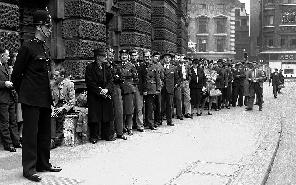 Le public fait la queue pour assister au procès de William Joyce, Lord Haw Haw, poursuivi pour trahison, le 17 septembre 1945 (Crédit : AP Photo)