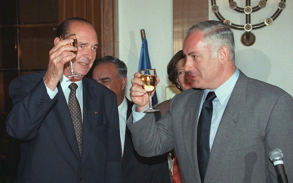 Le Premier ministre israélien Benjamin Netanyahu et le président Jacques Chirac, lors de sa visite en Israël, le 22 octobre 1996. (Crédit : AP Photo/Menachem Kahana)