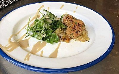 Premier kebab de poulet de culture de Future Meat Technologies sur aubergines grillées et sauce tahina au restaurant Machneyuda. (Autorisation)