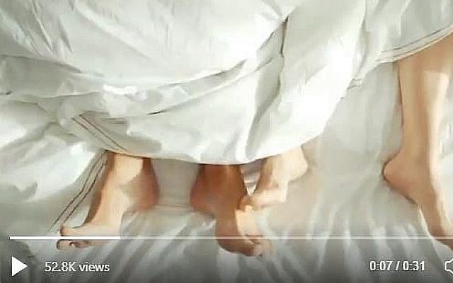Dans une vidéo diffusée par le Premier ministre sur les réseaux sociaux, le Premier ministre appelle les Israéliens à ne pas se laisser distraire par leur jour de congé au point d'en oublier d'aller voter. (Crédit: capture d'écran Twitter)