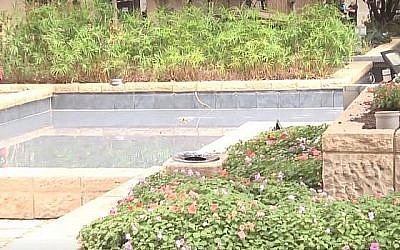 Le bassin décoratif dans lequel est soldat est tombé et a reçu un choc électrique vendredi 20 septembre 2019. (Crédit : capture d'écran)