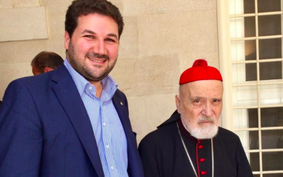 Nadim Gemayel avec le cardinal Nasrallah Boutros Sfeir. (Crédit : Nadim Gemayel / Twitter)