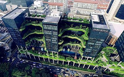 Aperçu de Skyville, un projet de gratte-ciel de Singapour qui combine un hôtel, des bureaux et des parcs publics verticaux, présenté dans l'exposition actuelle du Tel Aviv Museum of Art, "Solar Guerrilla", qui se déroule jusqu'en décembre 2019. (Avec l'aimable autorisation de Skesy Skyshot Pte Ltd.)