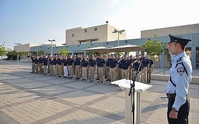 Une délégation de la police américaine participe à une cérémonie d'accueil à l'académie israélienne de police à Beit Shemesh, le 9 septembre 2019 (Crédit : Police israélienne)