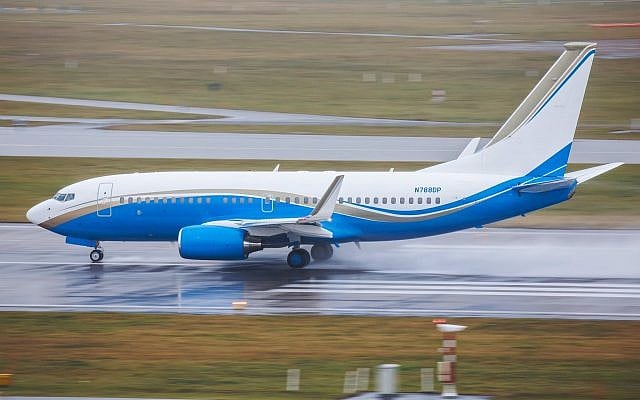 Le Boeing 737 émirati qui se pose régulièrement à Tel Aviv. (Crédit : AlbreBru / Twitter) Le Boeing 737 émirati qui se pose régulièrement à Tel Aviv. (Crédit : AlbreBru / Twitter)