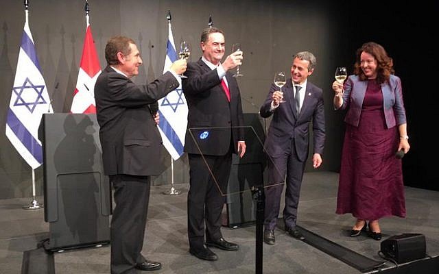 Yisrael Katz, ministre des Affaires étrangères israélien, et Ignazio Cassis, chef du département fédéral des Affaires étrangères suisse, trinquent à la bonne entente entre leurs deux nations, lundi 2 septembre 2019, à Lucerne, en Suisse. (Crédit : Twitter / Yisrael Katz) Yisrael Katz, ministre des Affaires étrangères israélien, et Ignazio Cassis, chef du département fédéral des Affaires étrangères suisse, trinquent à la bonne entente entre leurs deux nations, lundi 2 septembre 2019, à Lucerne, en Suisse. (Crédit : Twitter / Yisrael Katz)