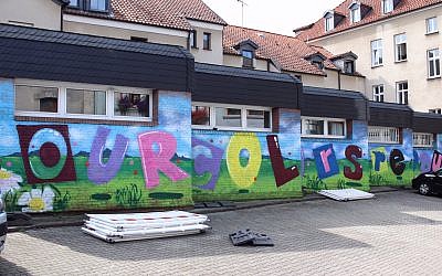 Le graffiti réalisé par des artistes locaux à Dortmund, afin de recouvrir des messages néo-nazis. (Crédit : dap_dortmund / Twitter)