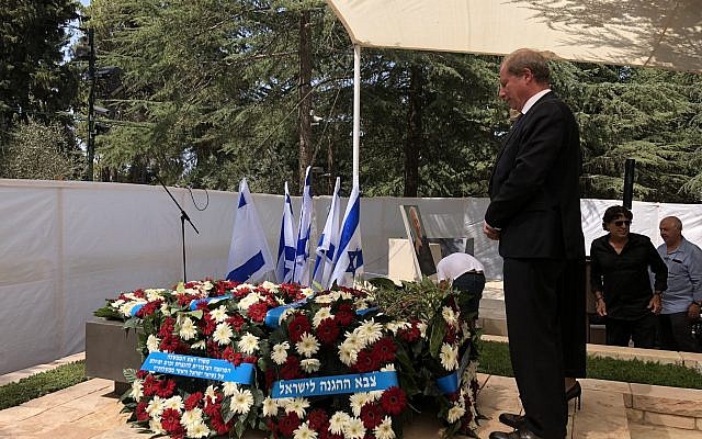 Eric Danon, nouvel ambassadeur de France en Israël, commémorant le troisième anniversaire de la mort de l’ancien président et Premier ministre Shimon Peres, organisée au cimetière du Mont Herzl à Jérusalem, le 19 septembre 2019. (Crédit : ambfranceisrael / Twitter) Eric Danon, nouvel ambassadeur de France en Israël, commémorant le troisième anniversaire de la mort de l’ancien président et Premier ministre Shimon Peres, organisée au cimetière du Mont Herzl à Jérusalem, le 19 septembre 2019. (Crédit : ambfranceisrael / Twitter)