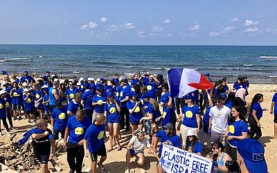 L’équipe française qui a participé au nettoyage de la plage Barzelim à Tel Aviv, le 20 septembre 2019. (Crédit : ambfranceisrael / Twitter)