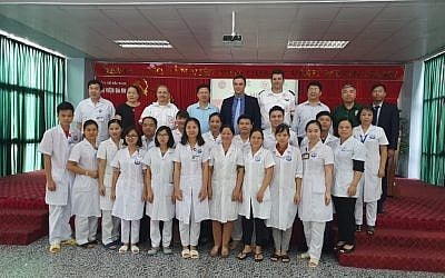 L’ambassadeur Nadav Eshcar et un groupe de stagiaires cardiologues, le 17 septembre, dans la province de Bac Kan, au Vietnam. (Crédit : Twitter / Nadav Eshcar)