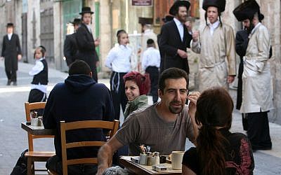 Des Israéliens attablés à Jérusalem (Crédit :  Nati Shohat/Flash90)