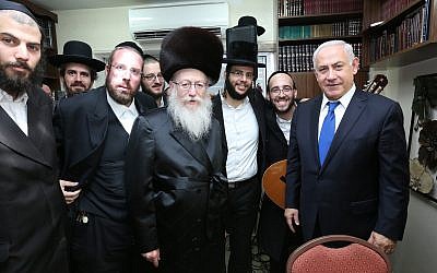 Le Premier ministre Benjamin Netanyahu accueilli par le chef de Yahadout HaTorah  Yaakov Litzman, au cours du mariage du petit-fils de Litzman, le 18 juin 2017 (Crédit :  Shlomi Cohen/FLASH90)