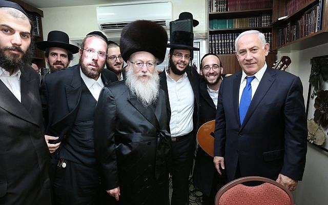 Le Premier ministre Benjamin Netanyahu accueilli par le chef de Yahadout HaTorah  Yaakov Litzman, au cours du mariage du petit-fils de Litzman, le 18 juin 2017 (Crédit :  Shlomi Cohen/FLASH90)