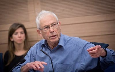 Le député du Likud Benny Begin durant une commission des Affaires étrangères et de la Sécurité à la Knesset, le 30 avril 2018 (Crédit : Miriam Alster/Flash90)