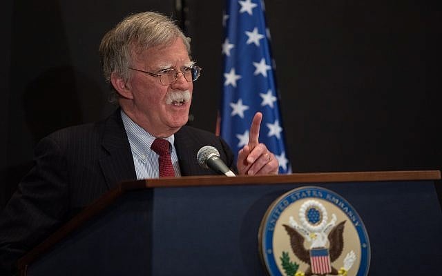 Le conseiller américain à la sécurité nationale, John Bolton, s'exprimant lors d'une conférence de presse à Jérusalem, le 25 juin 2019. (Crédit : Noam Revkin Fenton \ Flash90) Le conseiller américain à la sécurité nationale, John Bolton, s'exprimant lors d'une conférence de presse à Jérusalem, le 25 juin 2019. (Crédit : Noam Revkin Fenton \ Flash90)