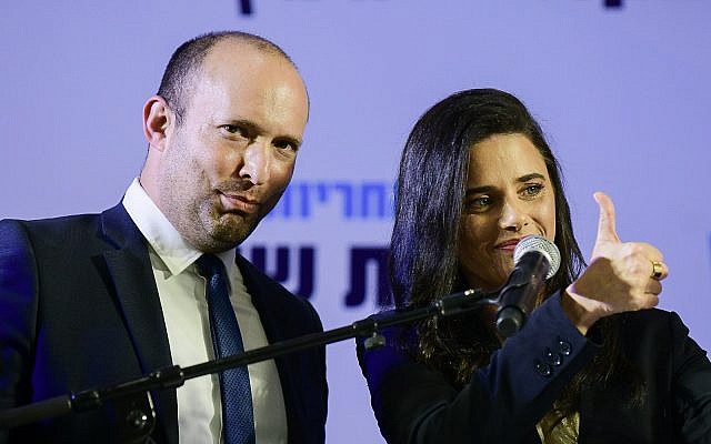 Naftali Bennett et Ayelet Shaked lors d'une conférence de presse à Ramat Gan, le 21 juillet 2019. (Crédit : Tomer Neuberg/Flash90) Naftali Bennett et Ayelet Shaked lors d'une conférence de presse à Ramat Gan, le 21 juillet 2019. (Crédit : Tomer Neuberg/Flash90)